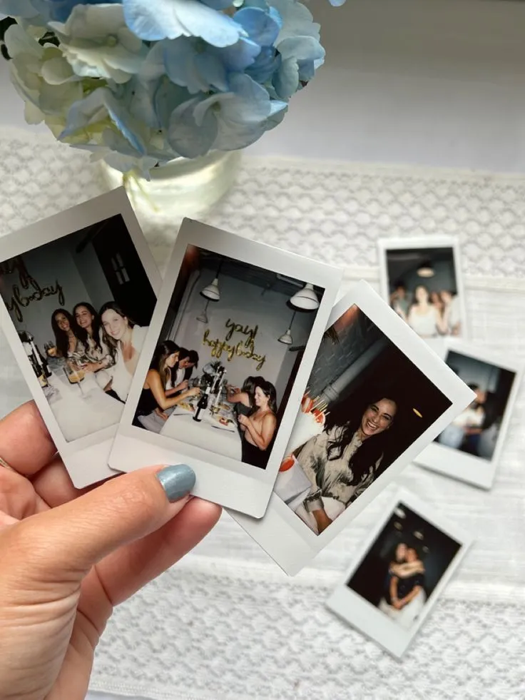 Mão segurando fotos impressas